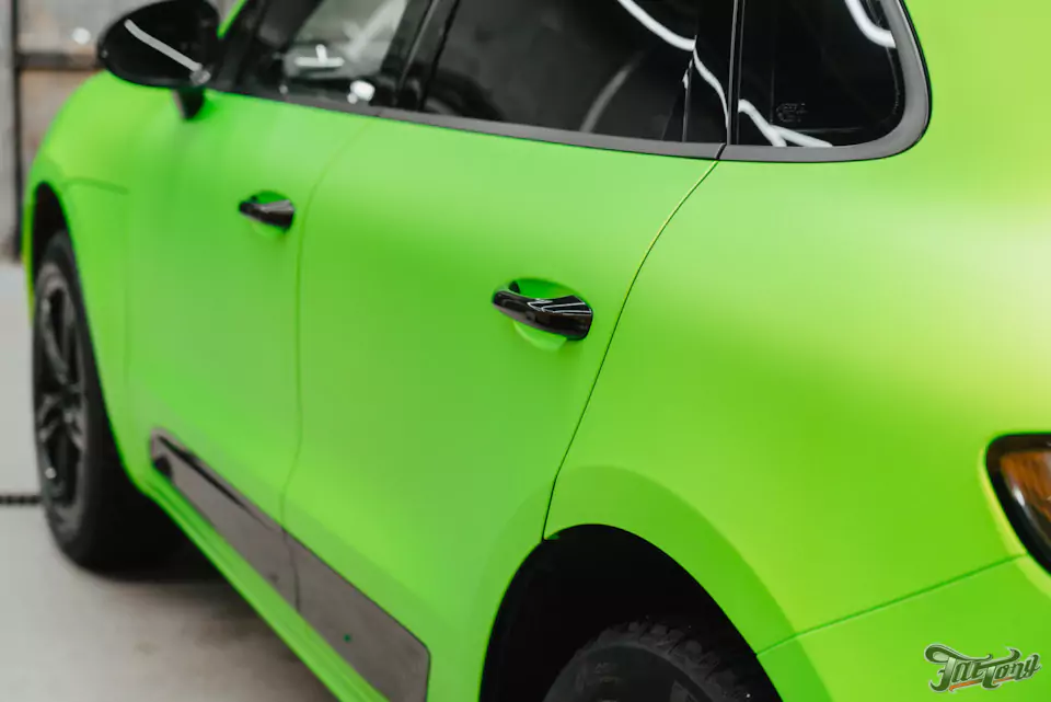 Оклеили Porsche Macan ярко-салатовым винилом и забронировали матовым полиуретаном, окрасили диски в черный глянец, установили ремни безопасности в цвет пленки (напечатали цвет!)
